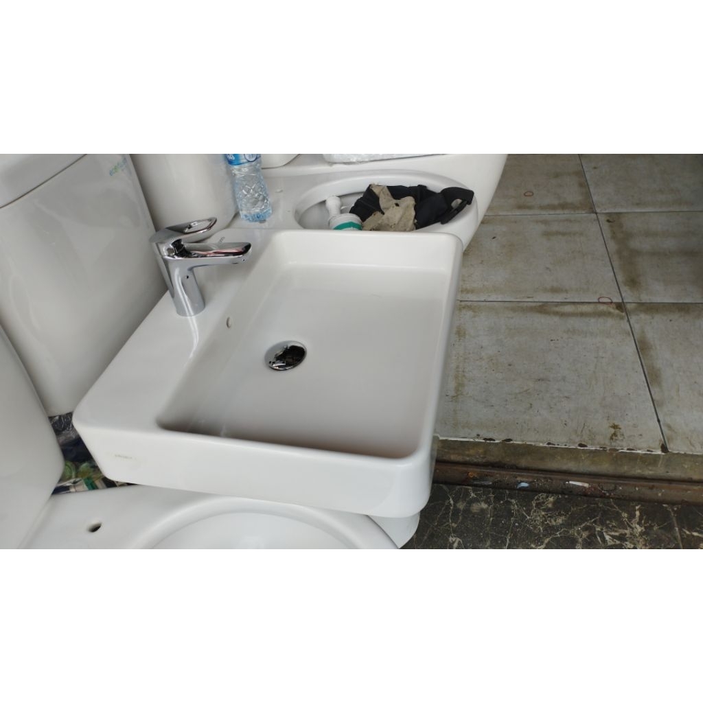 wastafel cuci tangan merk toto LW950J second fullset