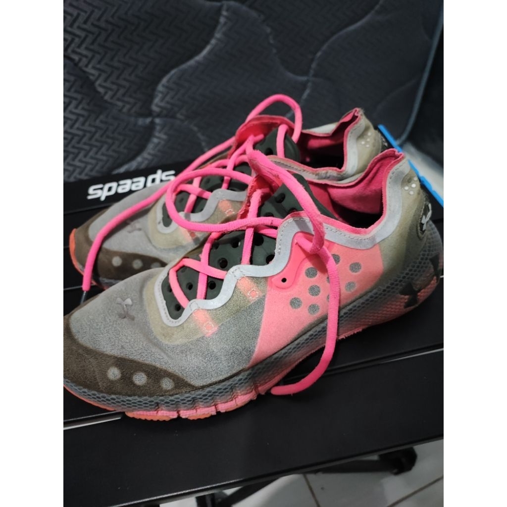 Preloved sepatu olah raga UA under armour abu pink size 42