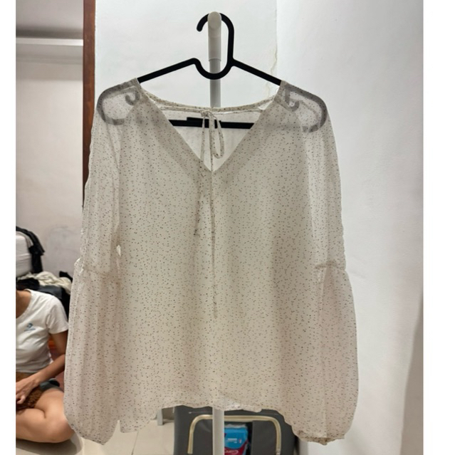 blouse atasan putih polkadot