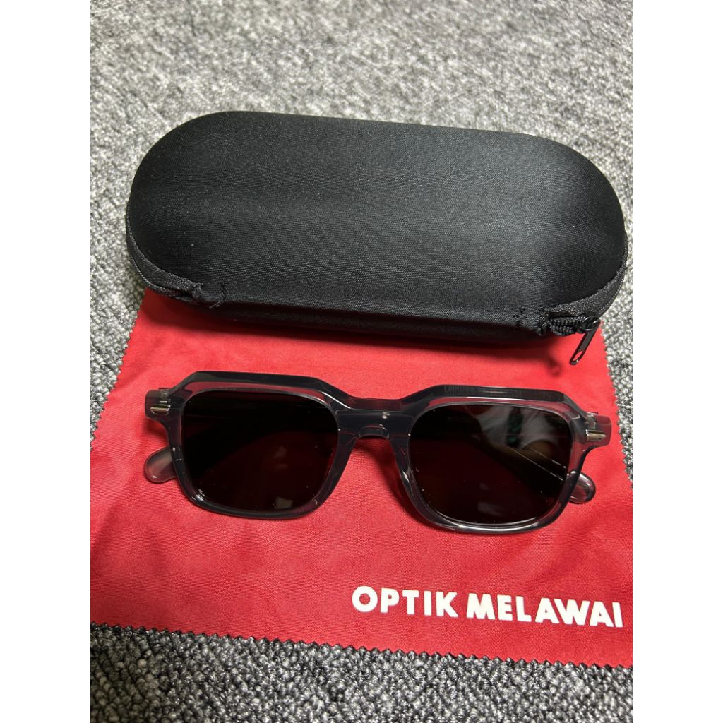 Kacamata Hitam Illustro New