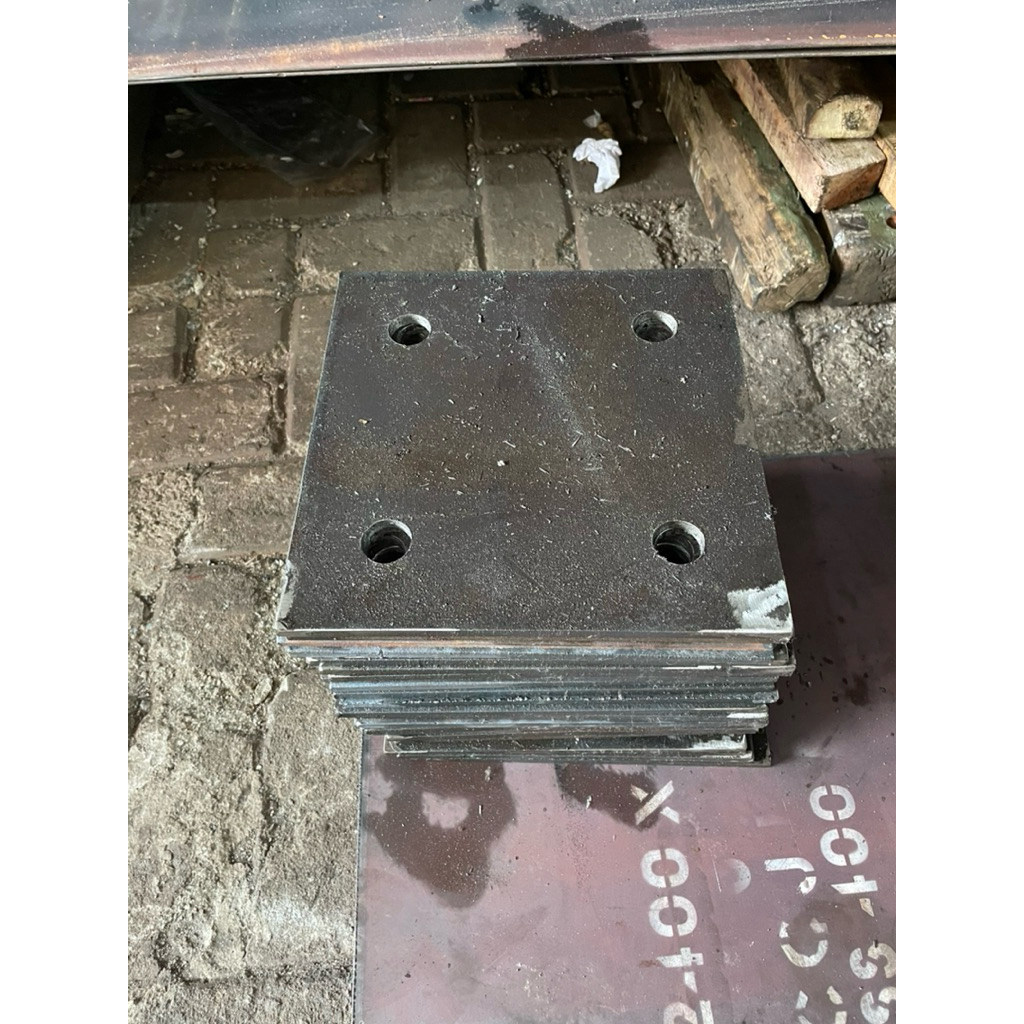 Baseplate Besi Custom / Plat Dudukan Besi 4 Lubang – Custom Tebal & Ukuran | Plat Besi Lubang Untuk 