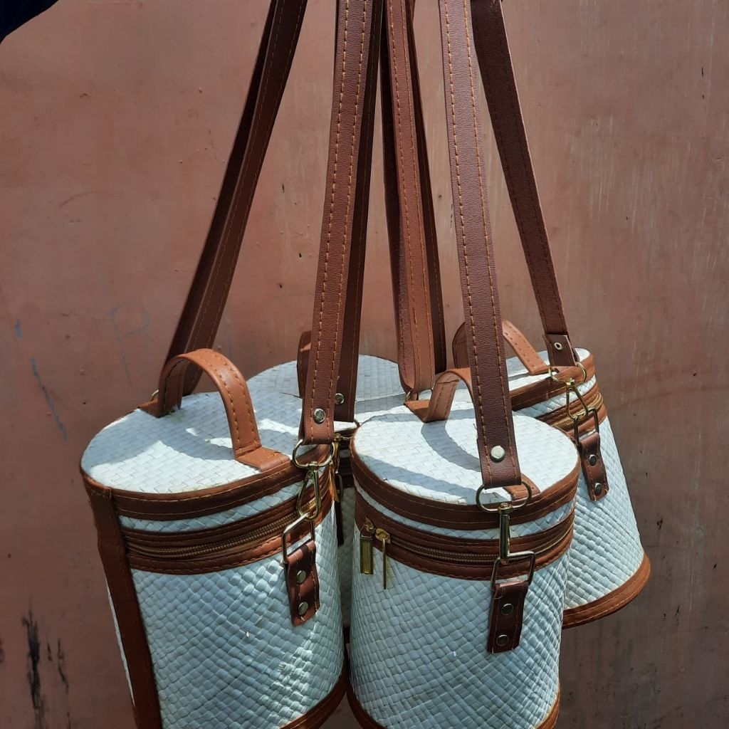 Tas selempang bulat tas anyaman pandan
