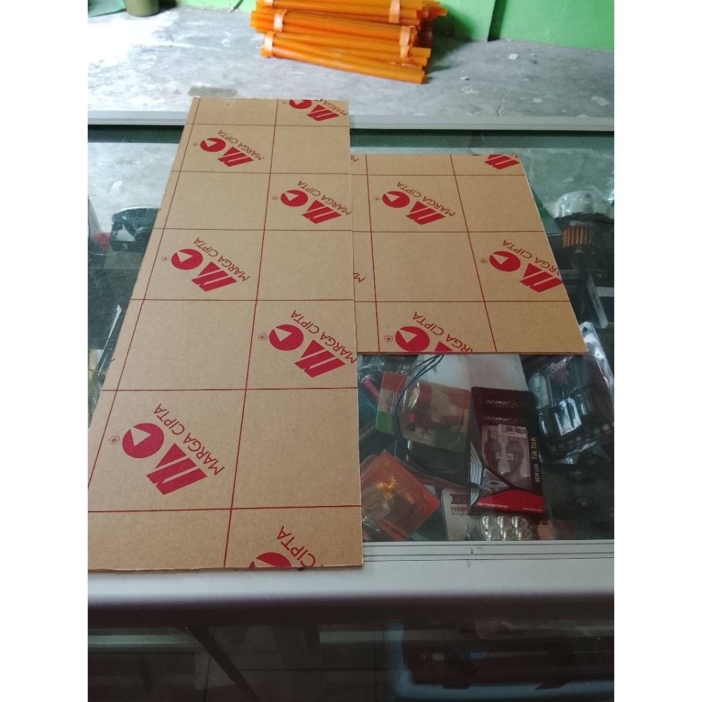 Lembaran Mika Akrilik Panjang 20×30 & 20×60 Tebal 2mm Warna Bening