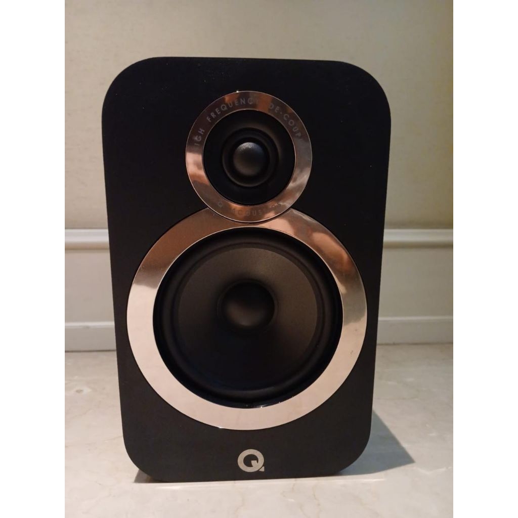 Speaker bookshelf Q Acoustics 3020i. 