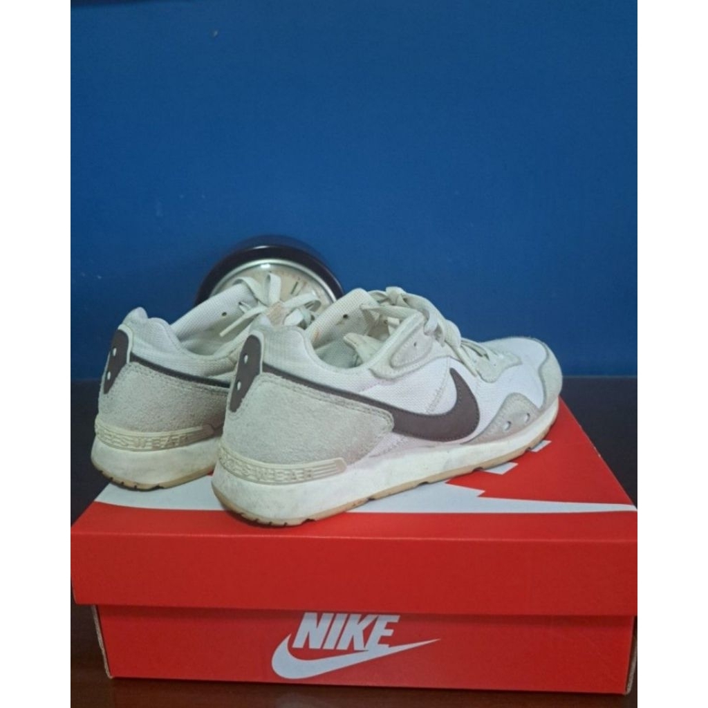 (preloved) Nike Venture Runner Shoes White Brown