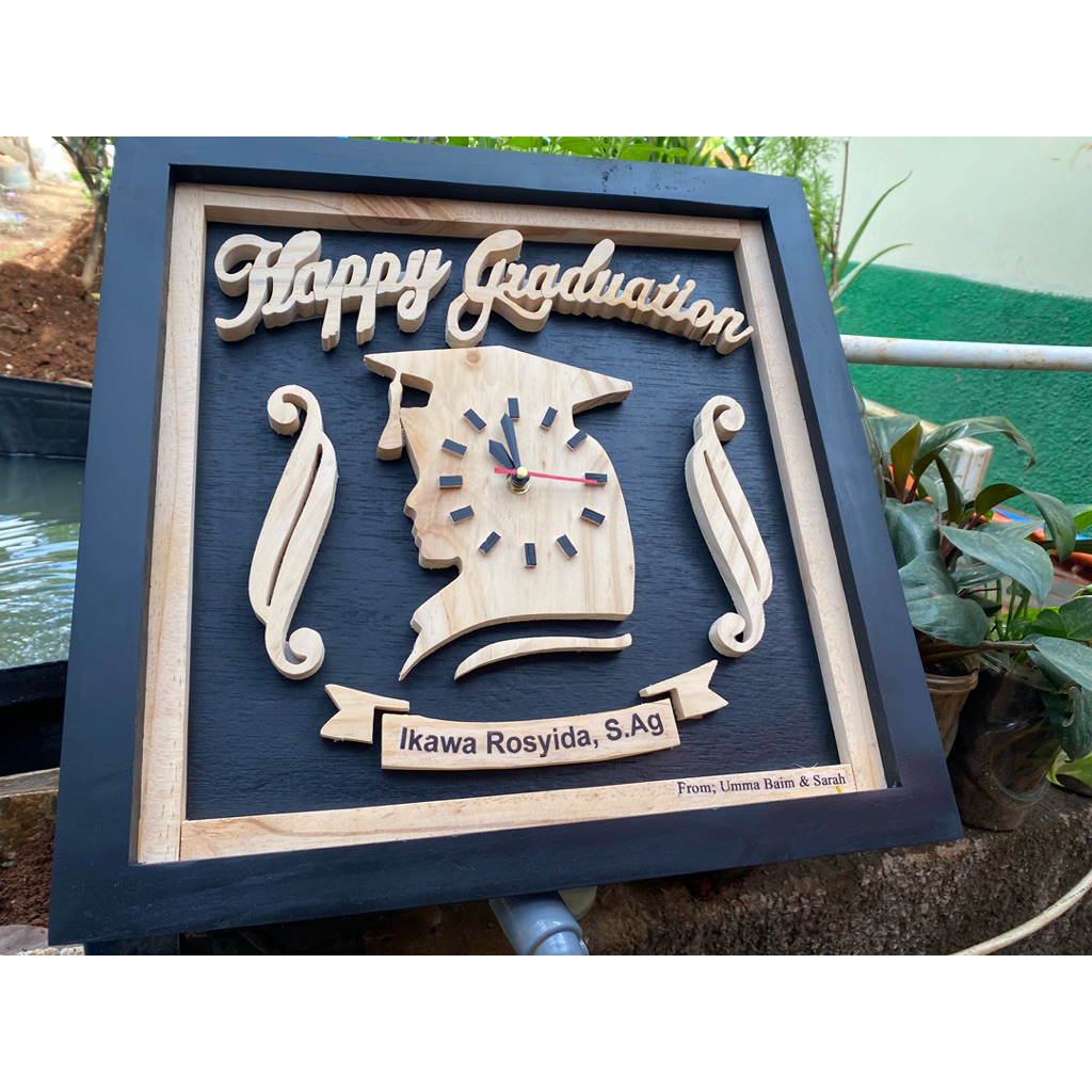 JAM KAYU UKIR CUSTOM NAMA UNIK SPESIAL KADO WISUDA