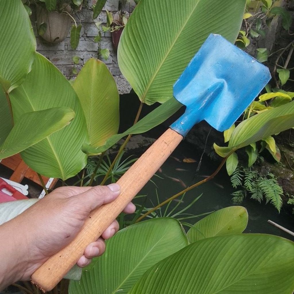Sekop Kecil Plat Besi Gagang Kayu Alat Kebersihan