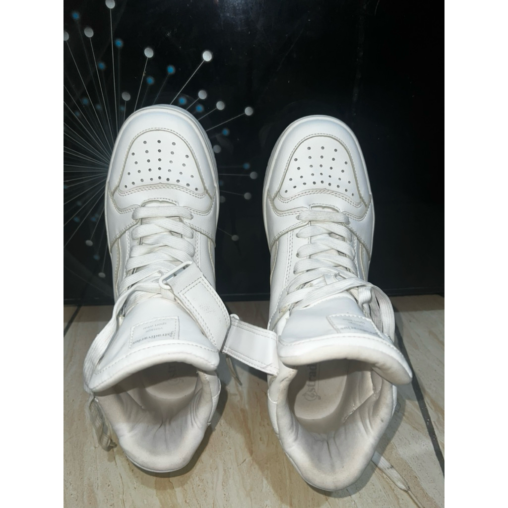 prelovd sepatu stradivarius size 29 warna putih minus klopek