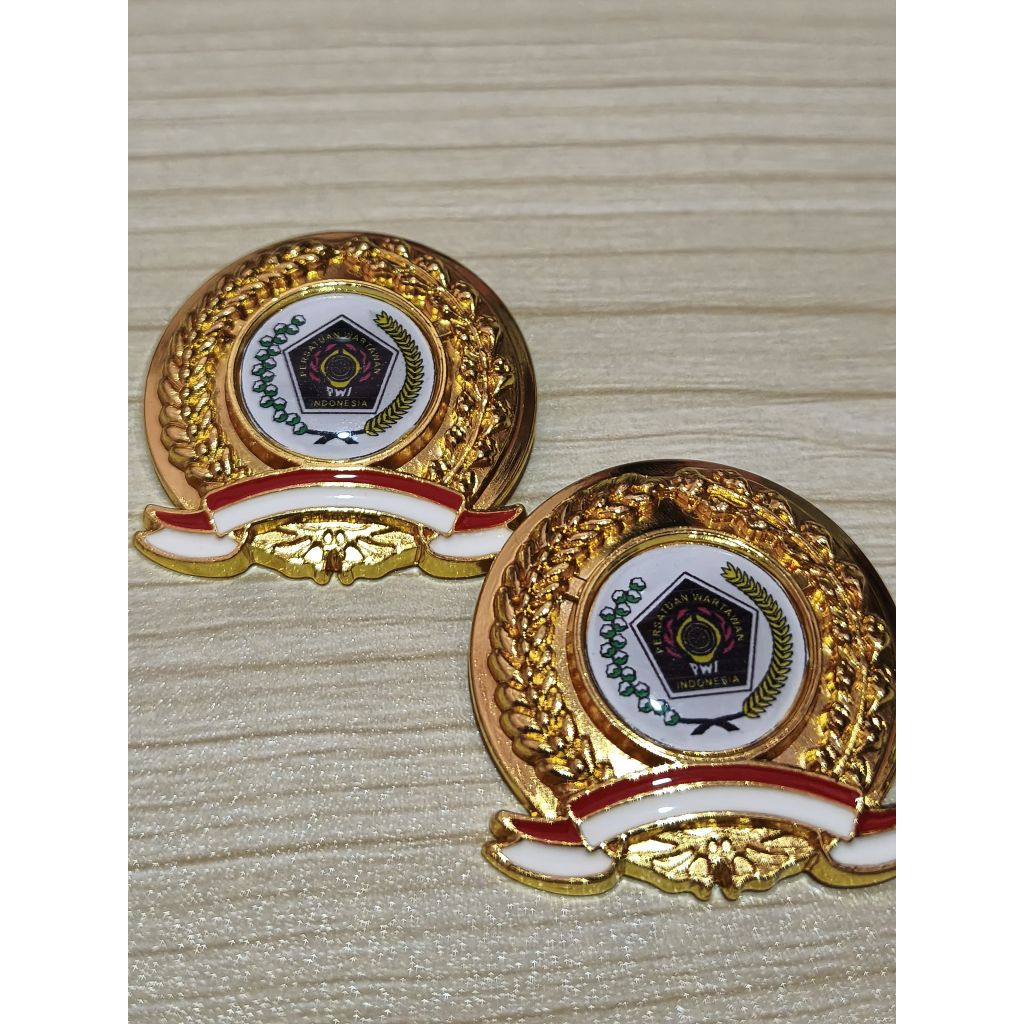 PIN TUMPUK PENITI LOGO PWI / PERSATUAN WARTAWAN INDONESIA