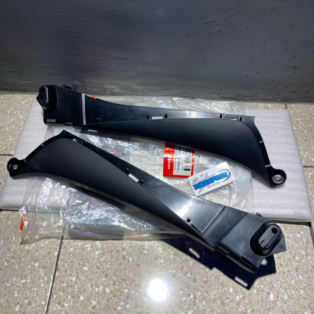 64440-64430 KVL N00 COVER LEGSHIELD SAMBUNGAN SAYAP LUAR BODY DEPAN SUPRA X 125 BATMAN ORIGINAL AHM