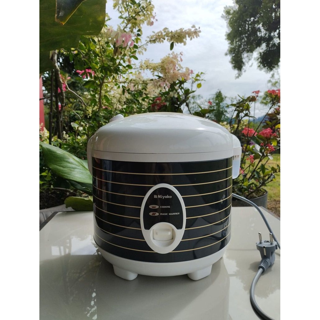 Magic com Miyako Rice Cooker Miyako Penanak nasi Miyako MCM-508 Dark Glitter Kapasitas 1,8 liter