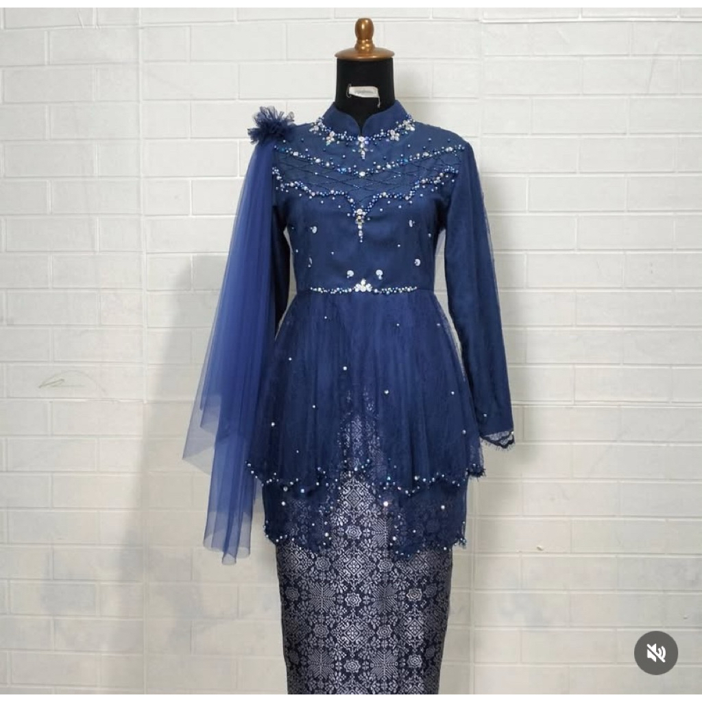 preloved kebaya wisuda satu set