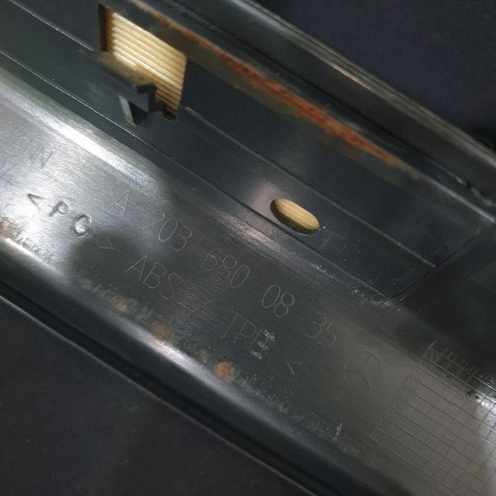 sill plate depan kanan mercedes benz W203 C240 A2036800835 Second