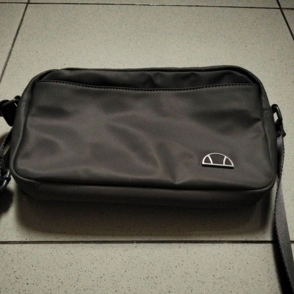 Tas selempang abu Ellese*e