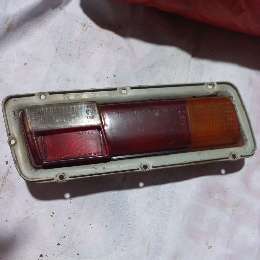 STOP LAMP LAMPU BELAKANG KANAN TOYOTA COROLLA KE 30 ORIGINAL
