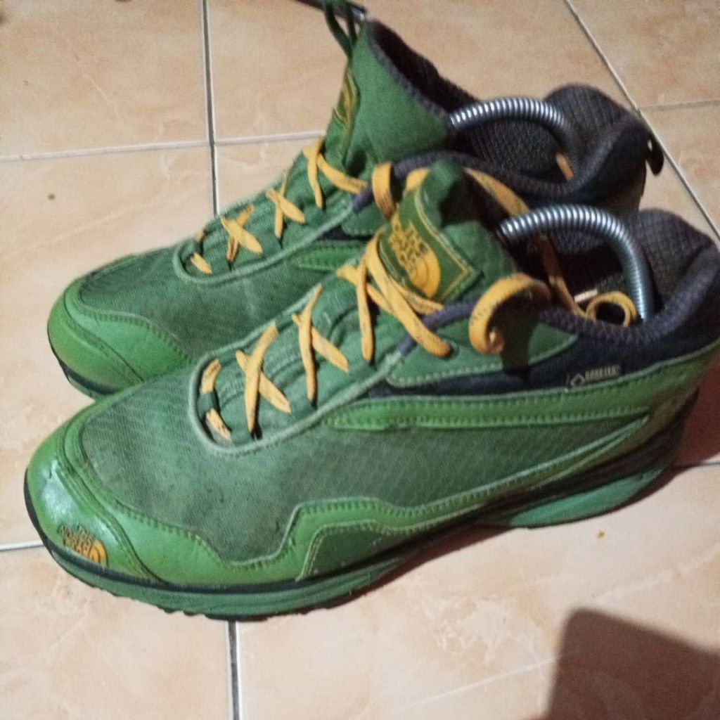 sepatu second hiking outdoor ori tnf size 40,5