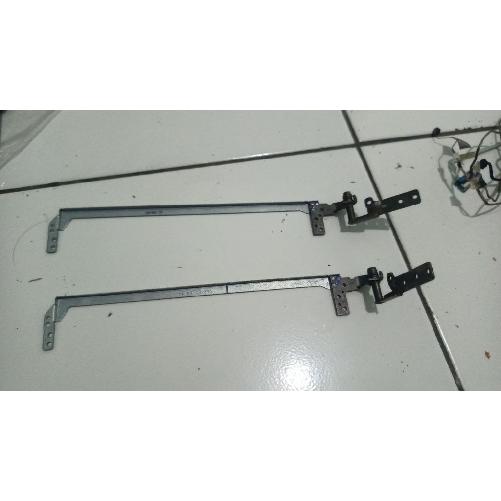 Acer Aspire E1-410 engsel kanan