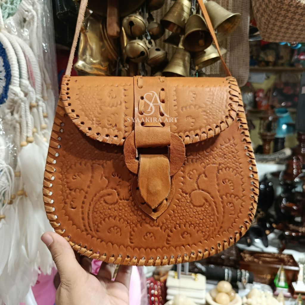 TERMURAH syaakira.art Tas Selempang oval kulit Besar (muat HP) SOUVENIR DAN OLEH-OLEH KHAS JOGJA