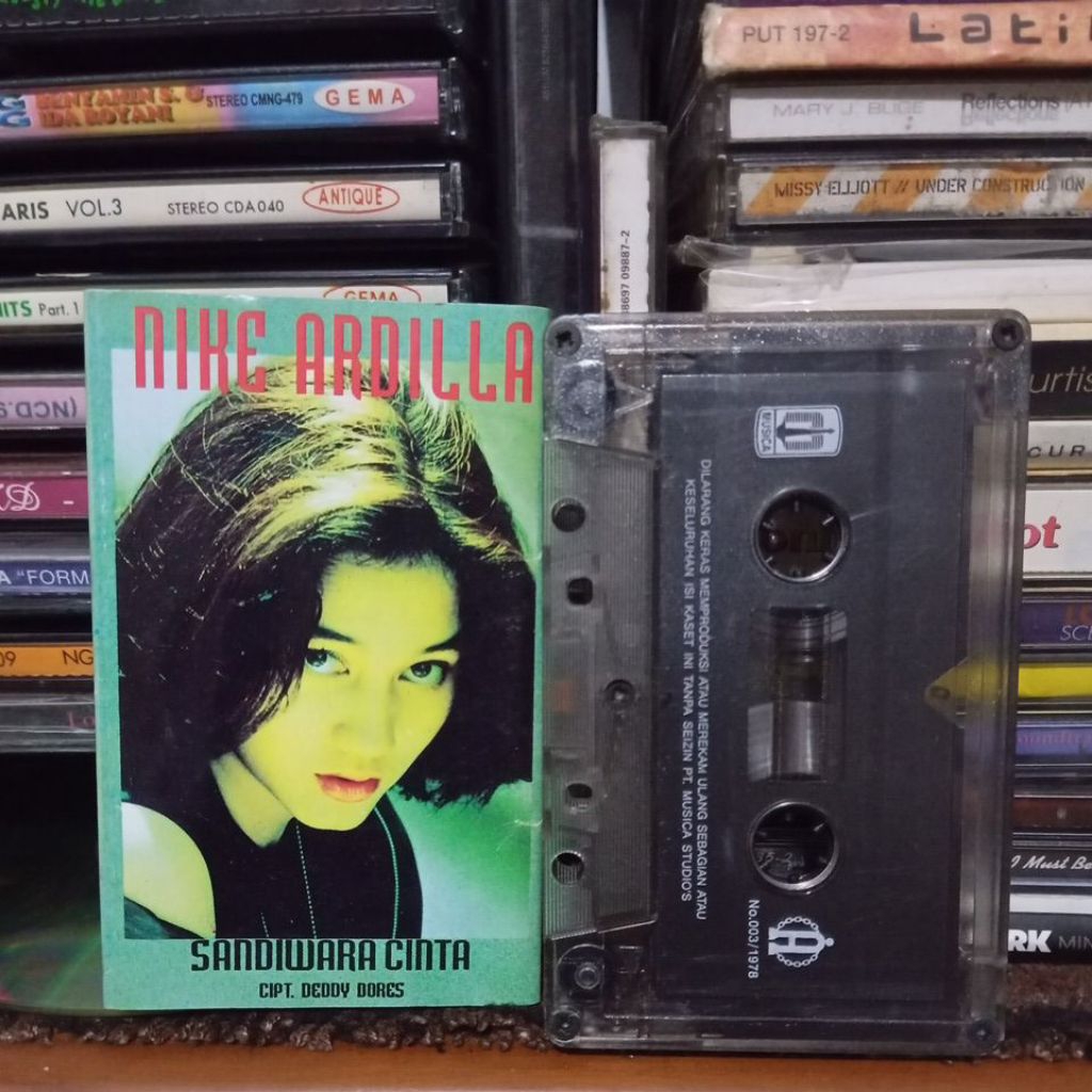 kaset pita Nike Ardilla sandiwara cinta