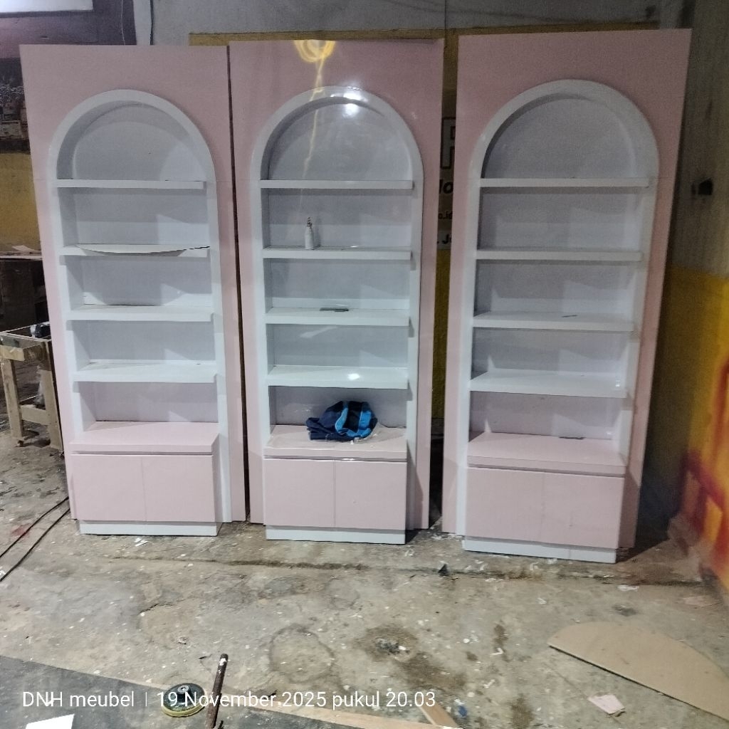 Rak Display Toko Kosmetik / Salon kecantikan