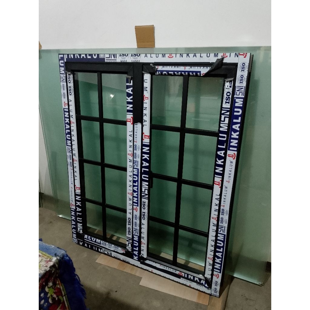 jendela aluminium+kusen 3 inch,kaca 5mm,2 daun,dengan ornamen luar dalam.GRATIS PACKING+BAUT FISHER,