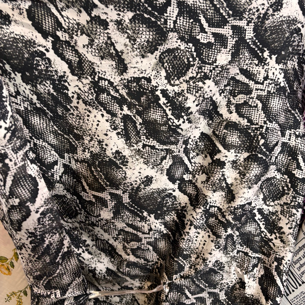 Kain Satin Motif Kulit Ular – Bahan Licin & Mengkilap, Cocok Fashion Unik & Stylish” Lq