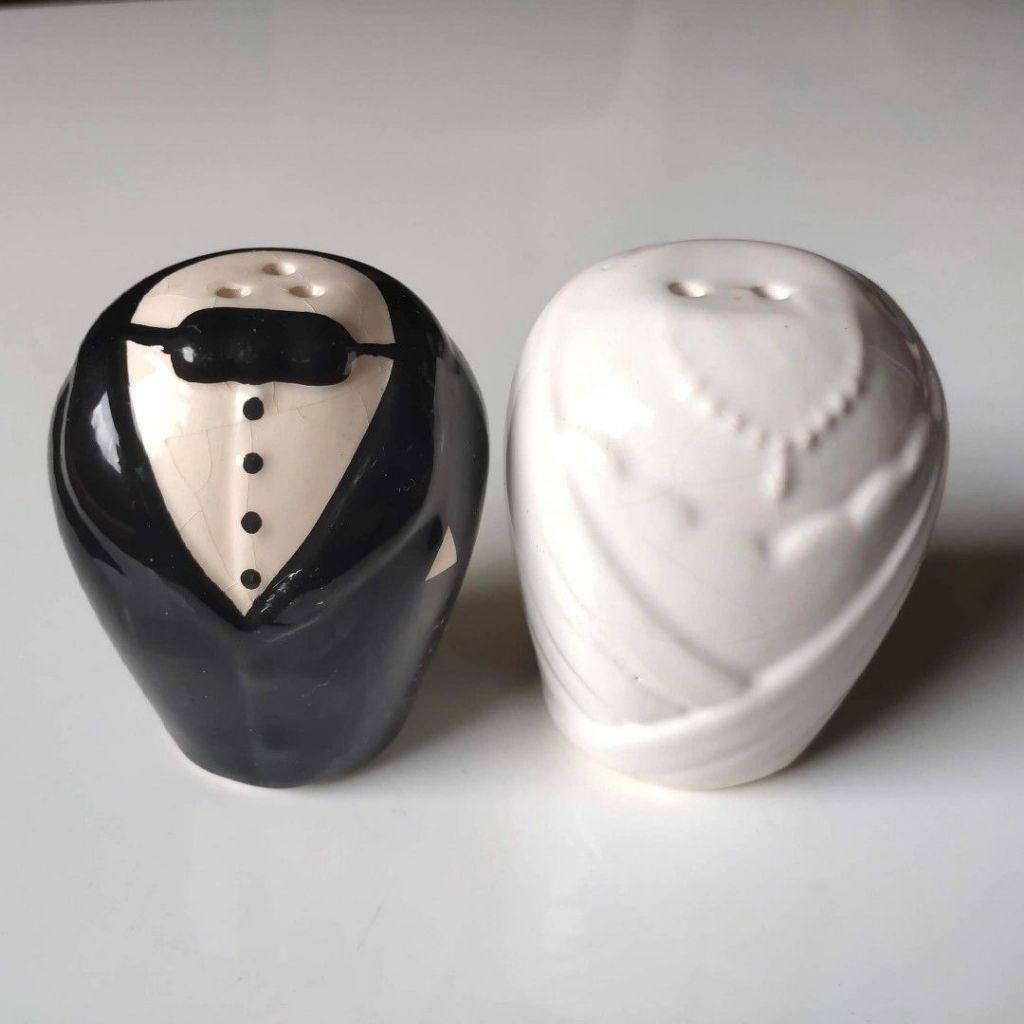 Sepasang ornamen salt-n-pepper keramik