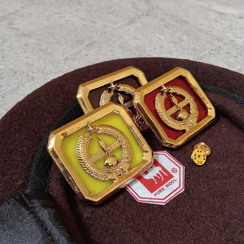 topi baret camel dan emblem baret pramuka