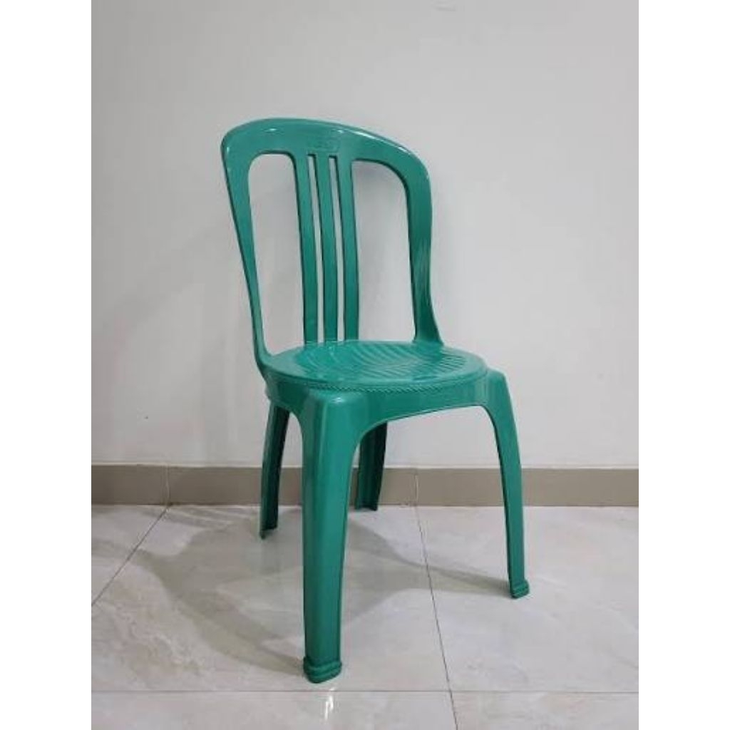 kursi plastik bekas, agak reot sedikit