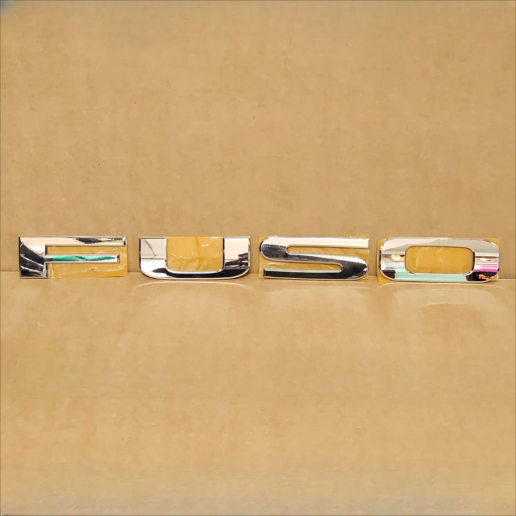 Emblem Logo FUSO truck Timbul Emblem Logo Tulisan FUSO
