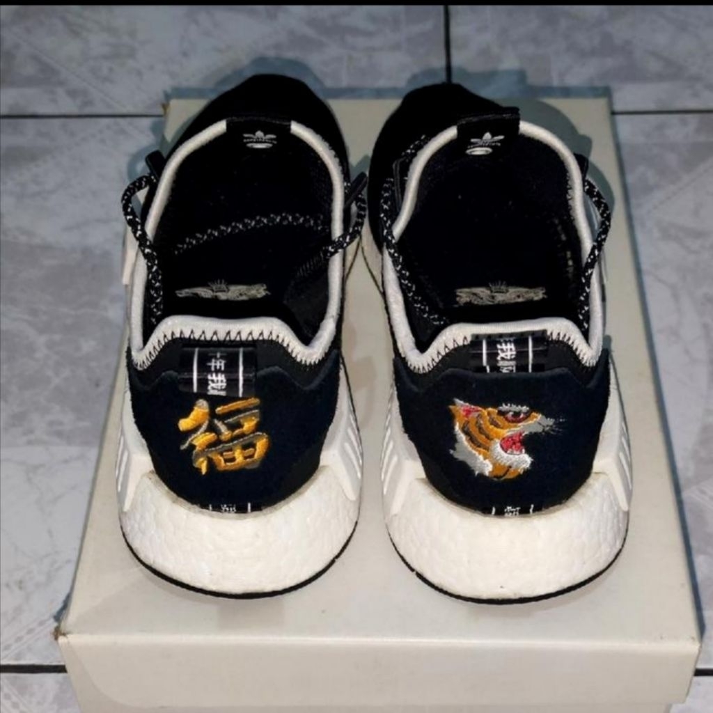 Sepatu Adidas NMD R1 Neighborhood x Invincible