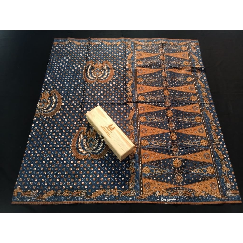 Lar Gurda Sarung Full Tulis Regular