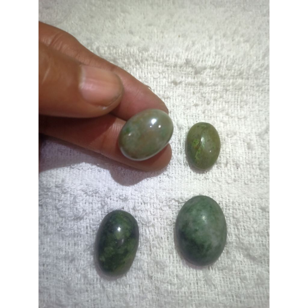 Batu jenis giok 4pcs