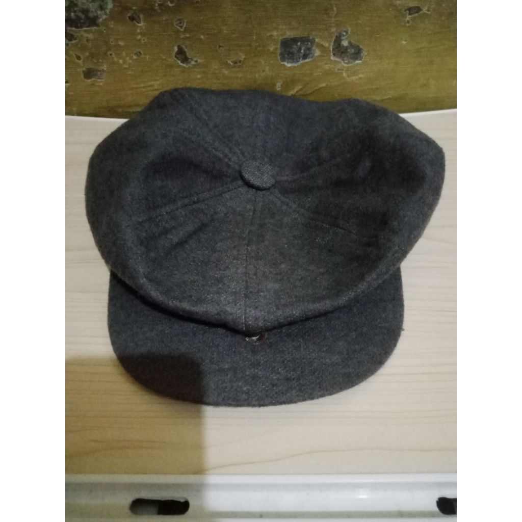 Topi Newsboy Pria Warna Abu-Abu Kondisi Second