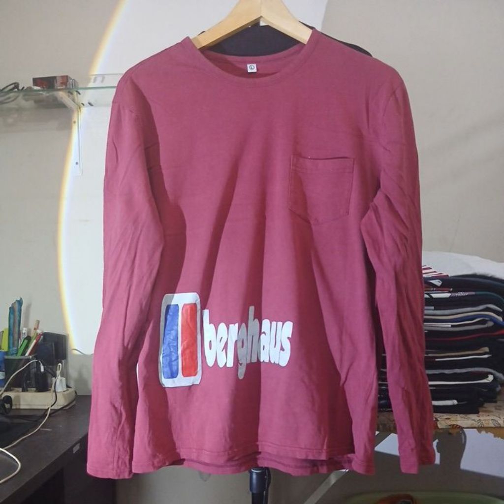 Kaos katun long sleeve tebal warna merah hati kerah kencang BERGHAUS second Original size L ld 112cm