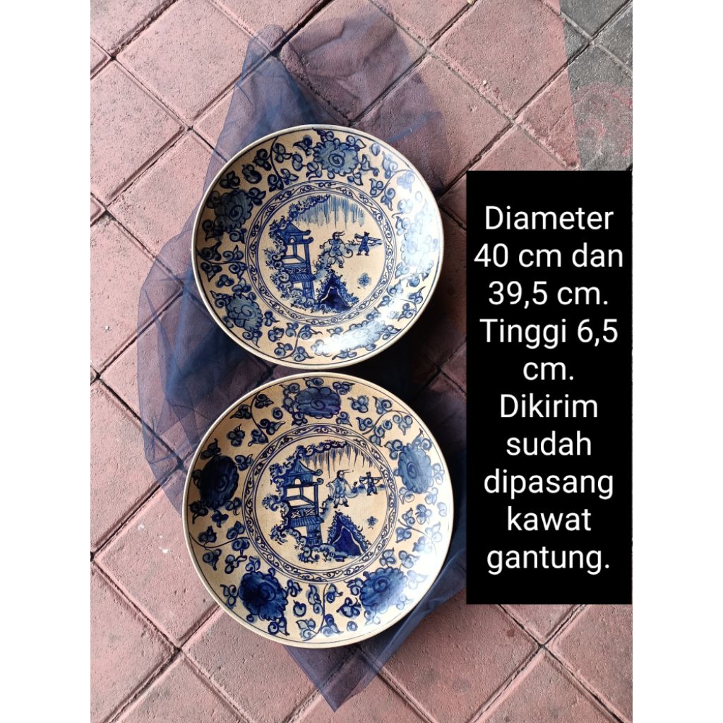 Diameter 40 cm an dan 39 cm an 2 buah Piring keramik lukis gambar pendekar cina biru putih dibuat se