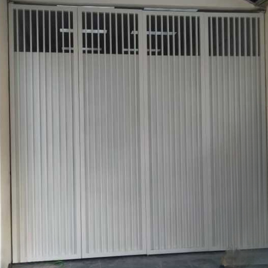 pintu garasi lipat minimalis warna putih besi galvanis dengan tukang ahli
