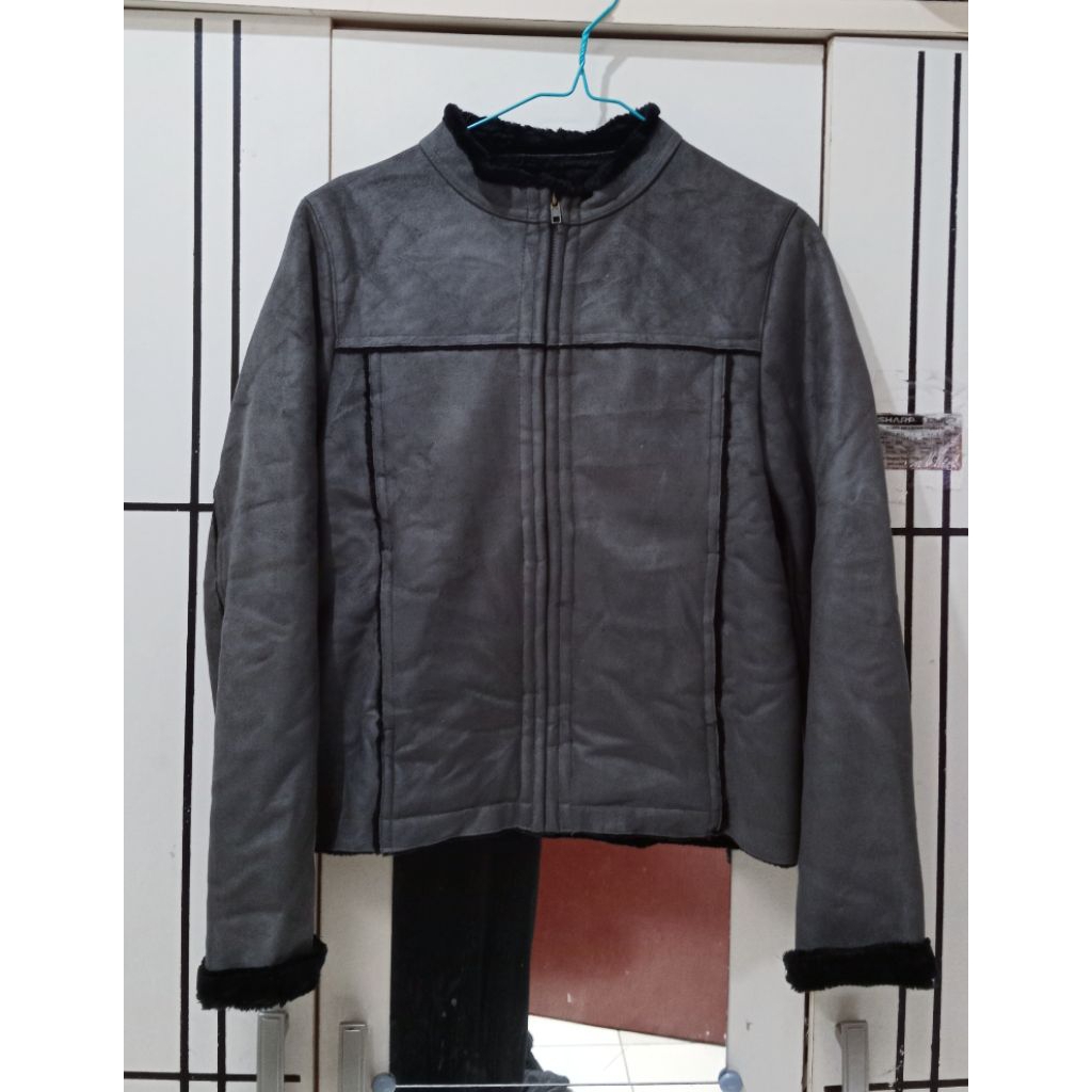 Preloved Jaket Suede Abu Serpa dalam