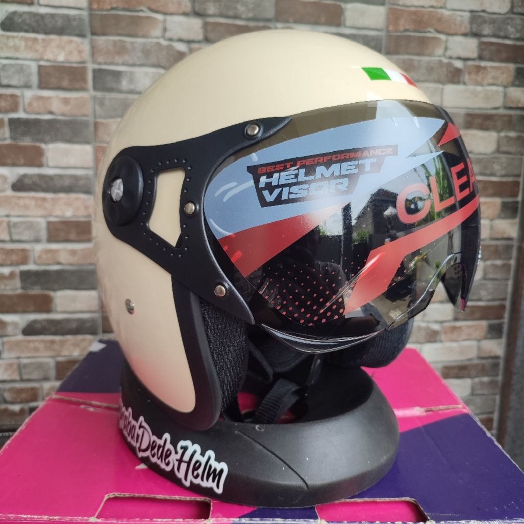 Helm Pilot Italy Cream sudah SNI