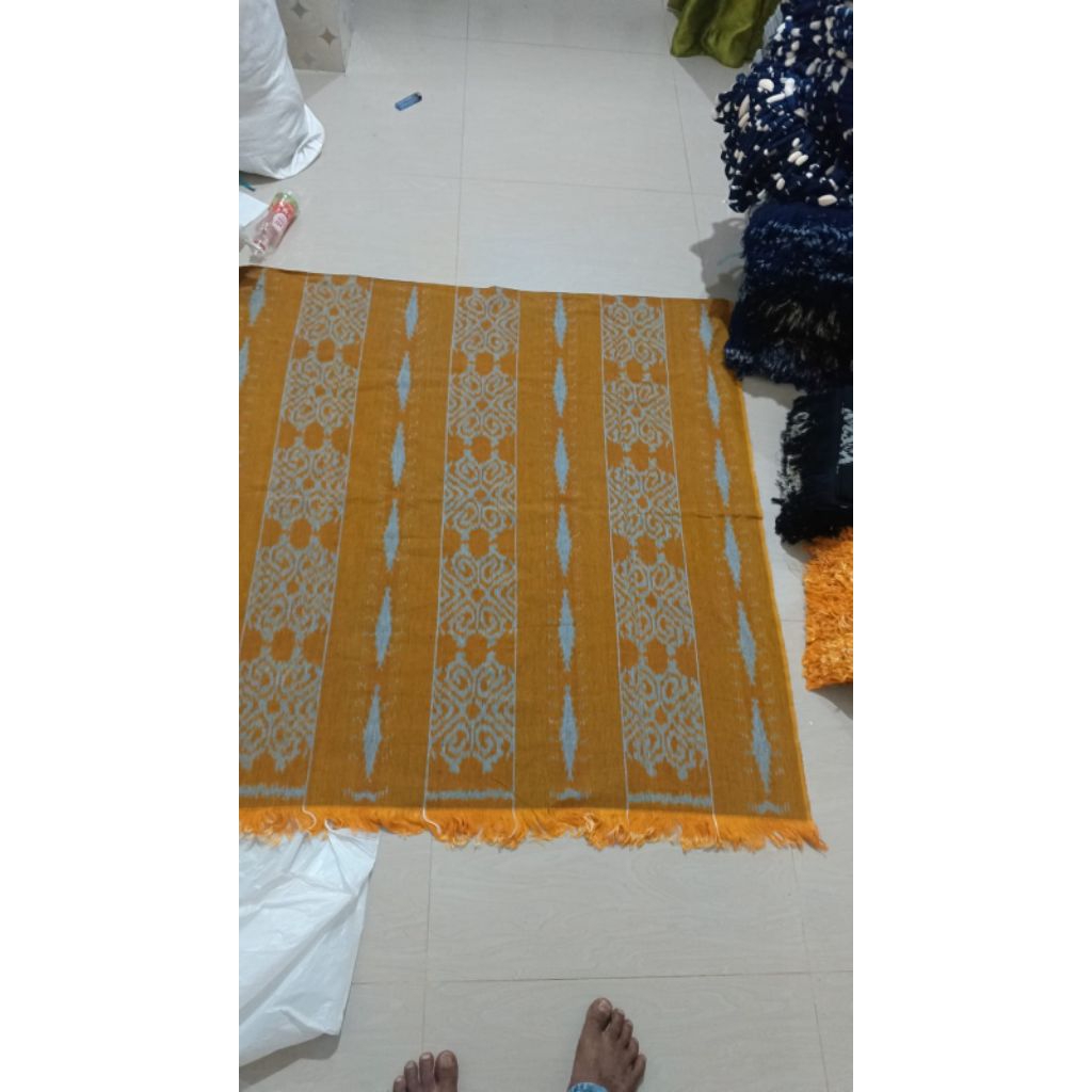 kain tenun halusan troso jepara warna kuning mix hitam