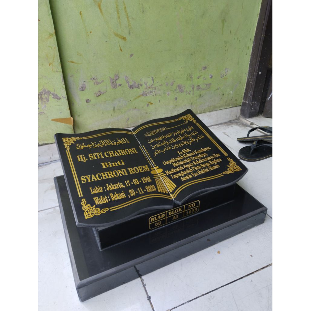 Batu nisan buku.berbahan full granite tile hitam glosy.berkualitas kuat & tahan lama.karena sudah te