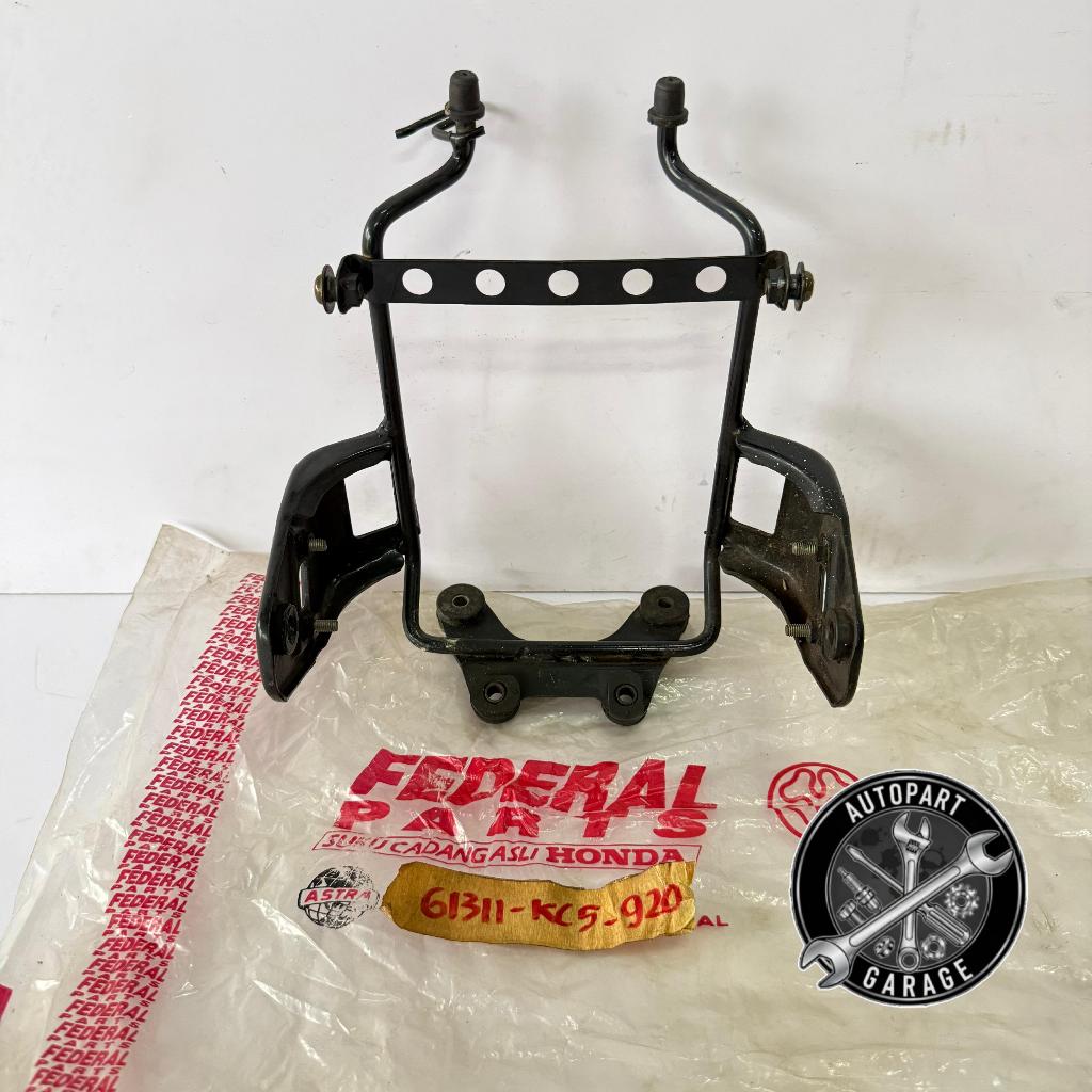DUDUKAN BRACKET LAMPU DEPAN SET HONDA GL-PRO GL-MAX PLATINA 61311-KC5-920