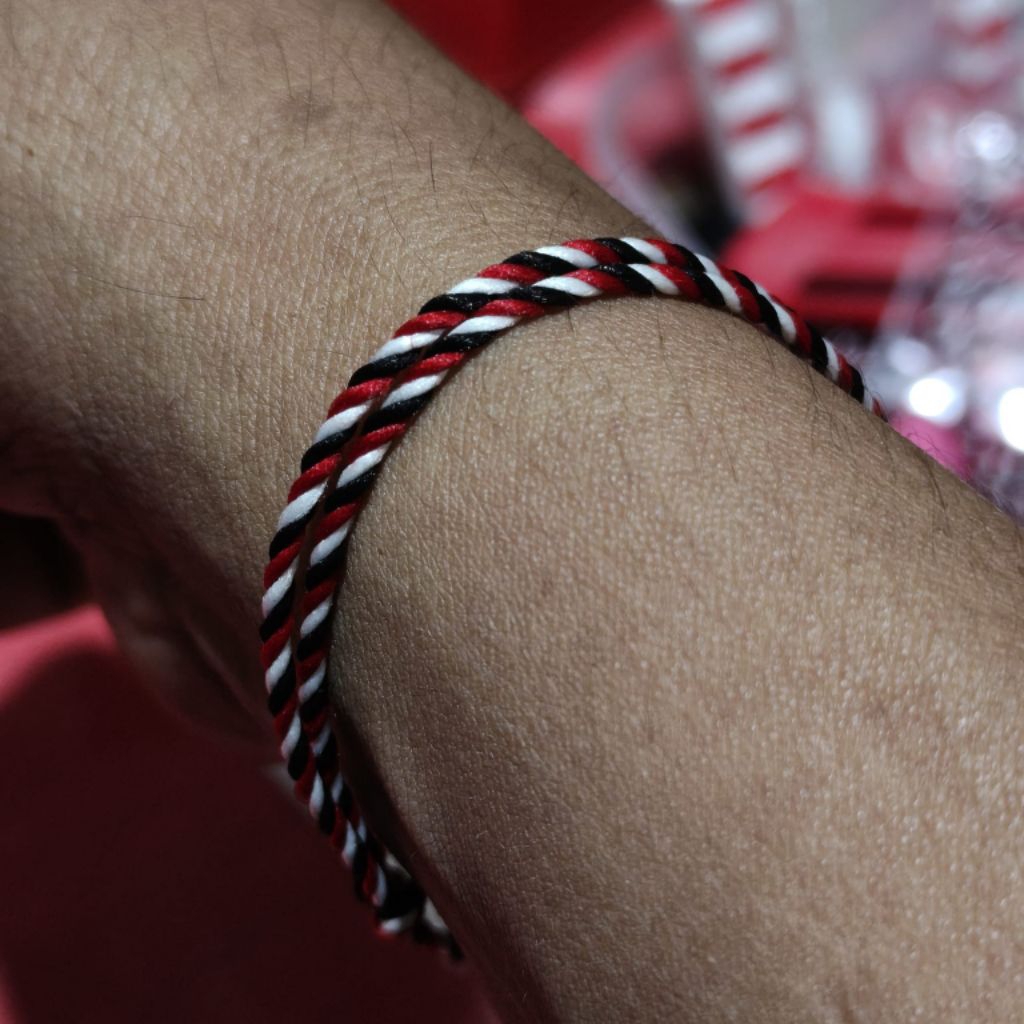 gelang khas bali kombinasi warna hitam merah putih