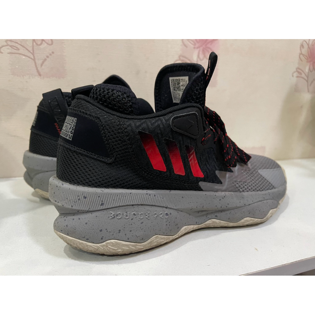 Sepatu Basket Adidas