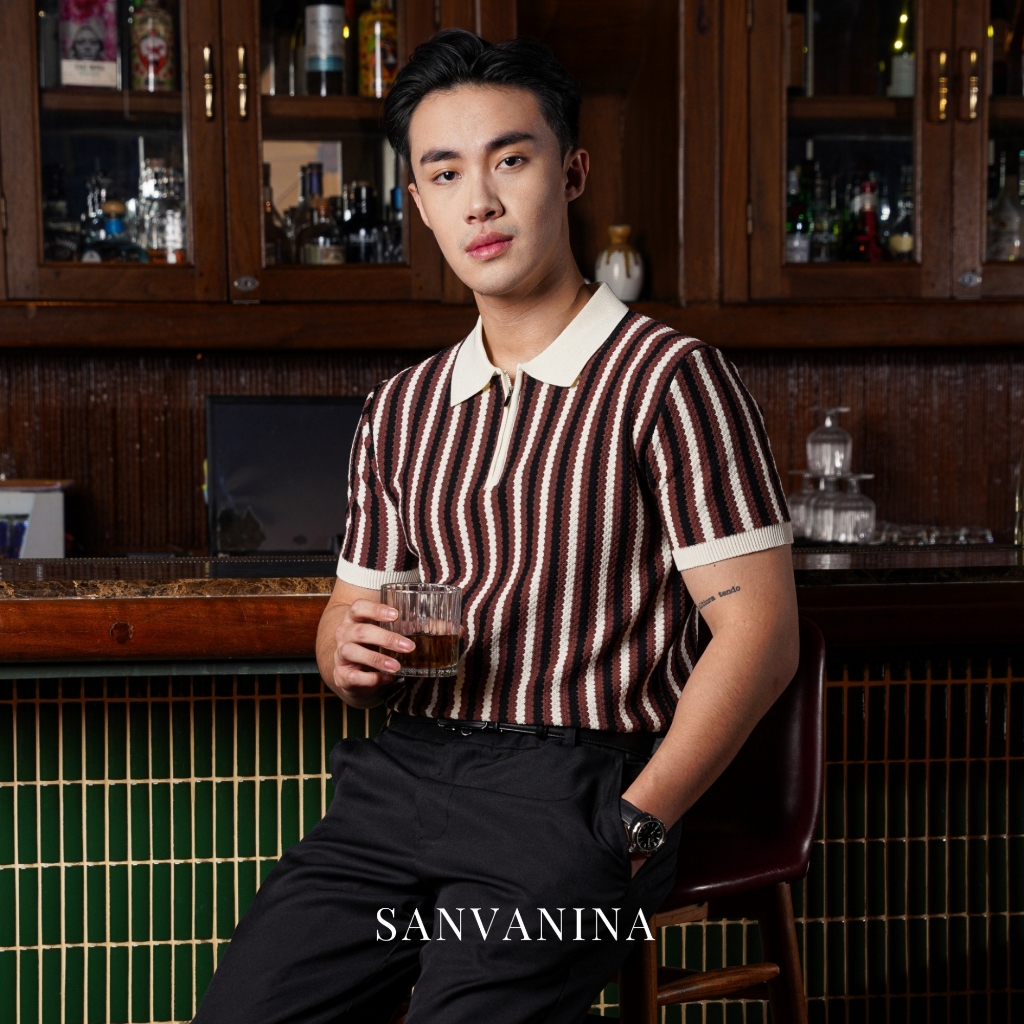 SANVANINA Cardiff Stripe Upper Zip Polo | Atasan Polo Kerah Lengan Pendek Knit Pria Kantor Casual
