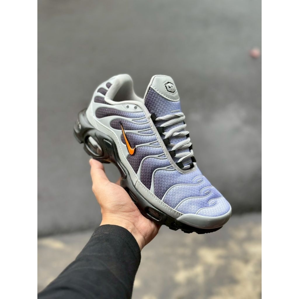 Sepatu Sneakers Pria Shox Plus Wolf Grey