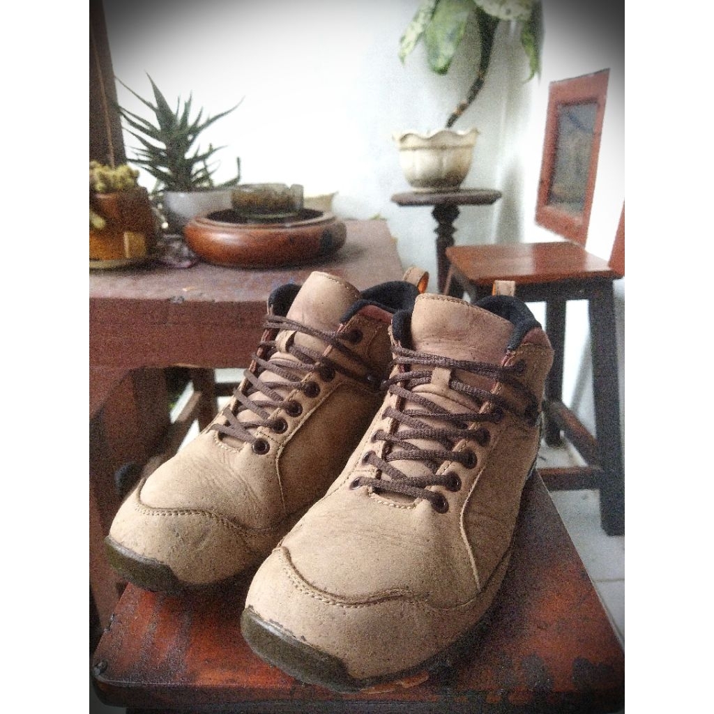 sepatu sneakers kulit mid seken brand Quechua sz 42,5