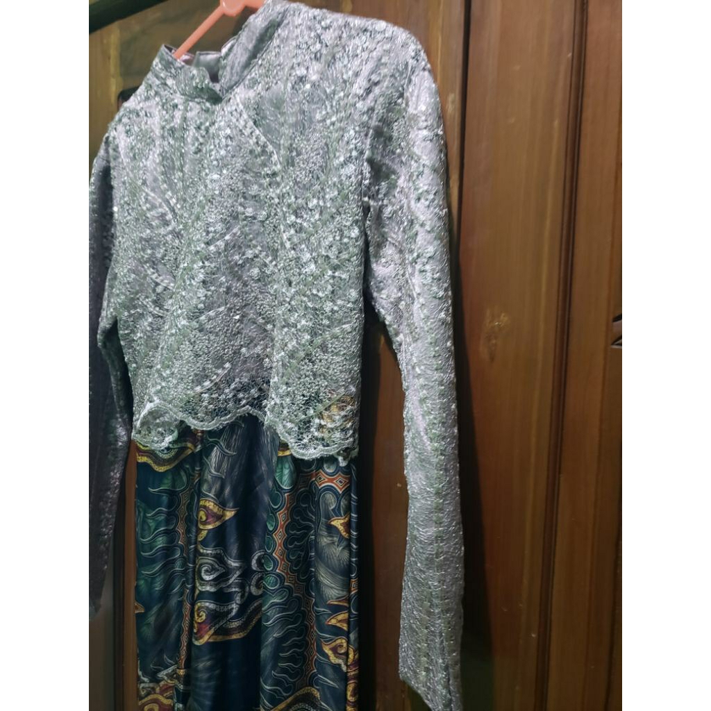 Kebaya dress model crop