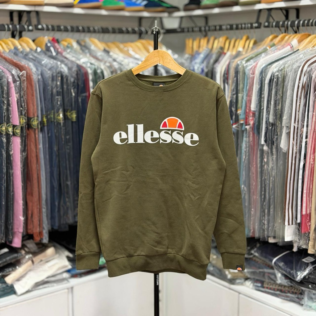 Crewneck Ellesse SL Succiso Olive BNWOT Original 100% Size : XS ( 70 X 50 )  Model tinggi 175 cm ber