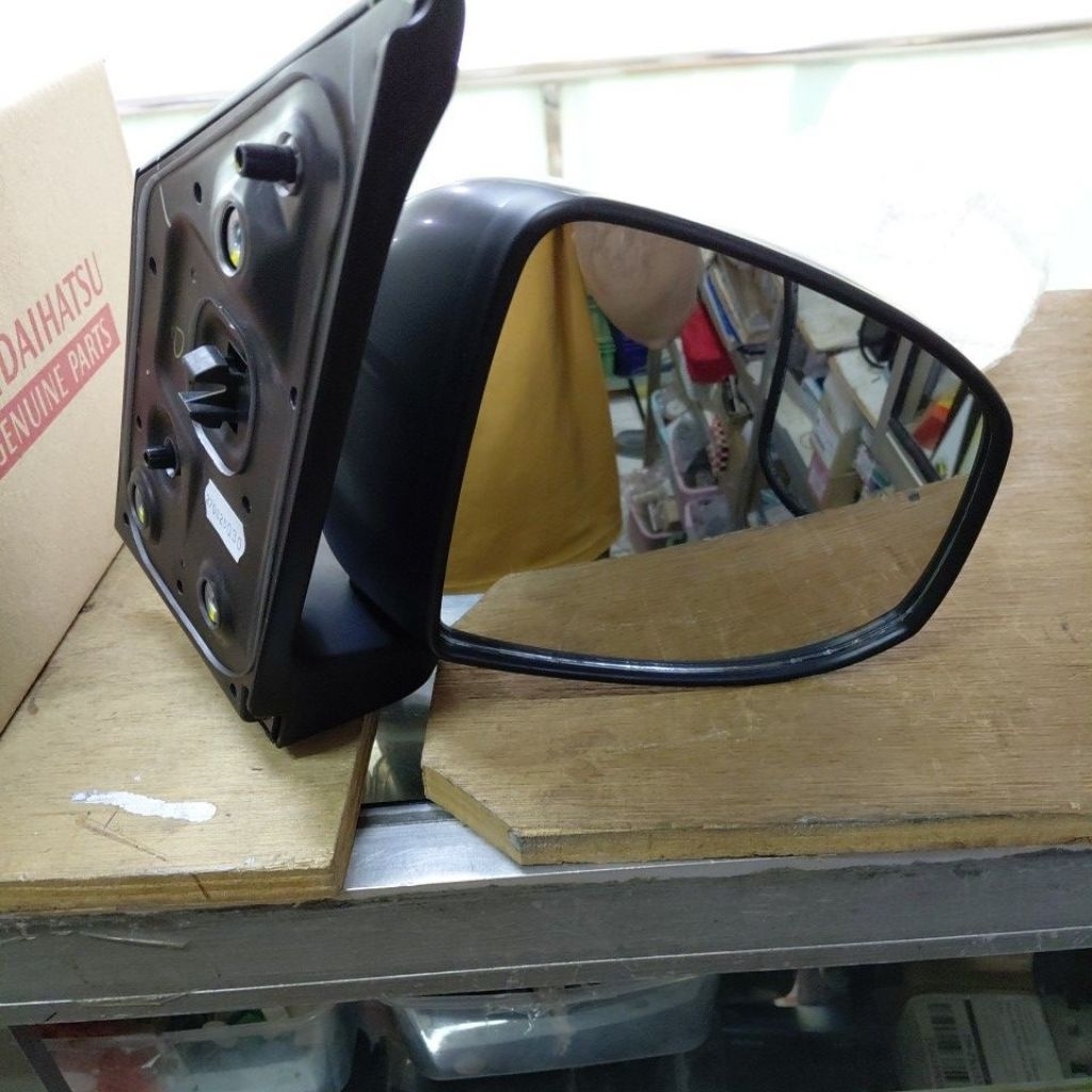 kaca spion kanan original daihatsu sigra.